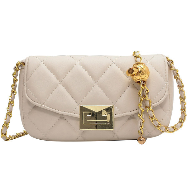 Moteriška dygsniuota rankinė su metaline pečių juostele