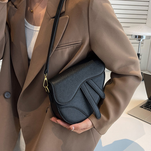 Uue mudeli käekott kolmes värvitoonis