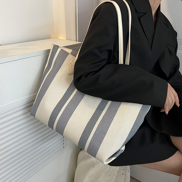 Didelės moteriškos rankinės – dryžuotos