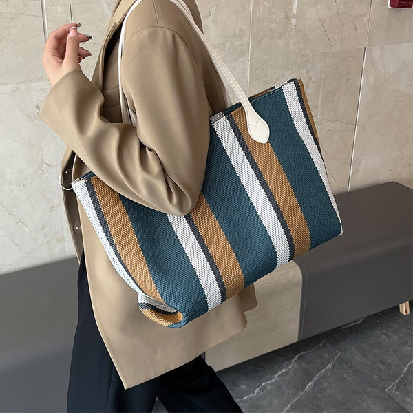 Didelės moteriškos rankinės – dryžuotos