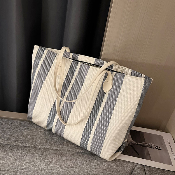 Didelės moteriškos rankinės – dryžuotos