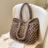 Įprasta moteriška megzta kepurė su rankenomis ant pečių