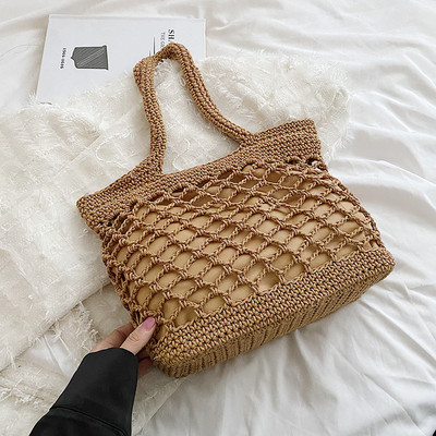 Įprasta moteriška megzta kepurė su rankenomis ant pečių