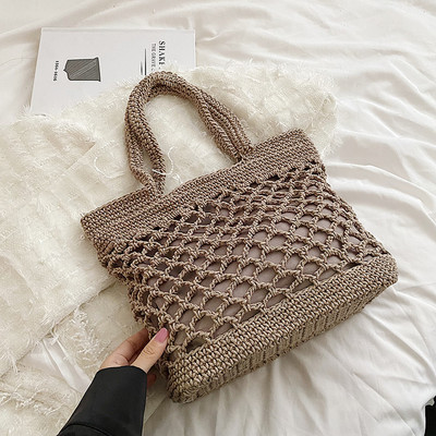 Įprasta moteriška megzta kepurė su rankenomis ant pečių