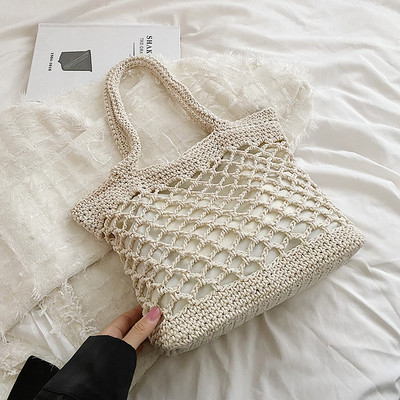 Įprasta moteriška megzta kepurė su rankenomis ant pečių