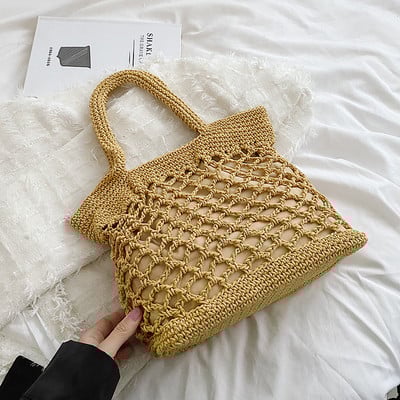 Įprasta moteriška megzta kepurė su rankenomis ant pečių