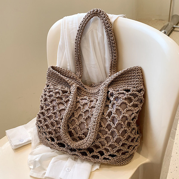 Įprasta moteriška megzta kepurė su rankenomis ant pečių