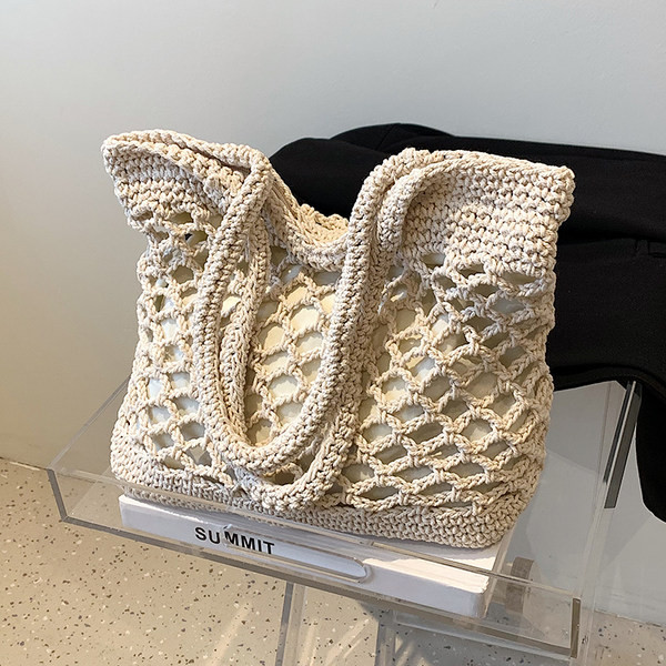 Įprasta moteriška megzta kepurė su rankenomis ant pečių