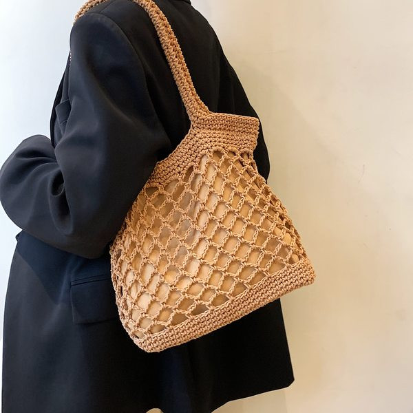 Įprasta moteriška megzta kepurė su rankenomis ant pečių