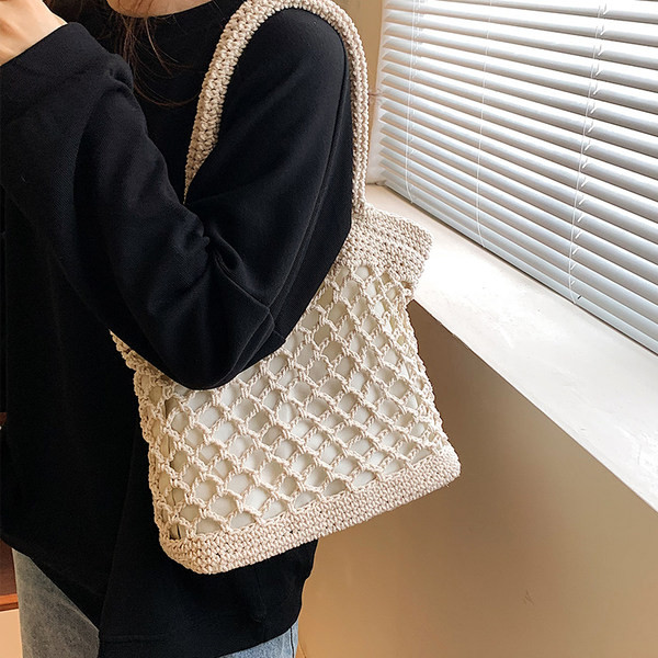 Įprasta moteriška megzta kepurė su rankenomis ant pečių