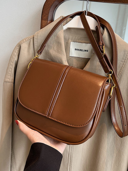 Τσάντα από καθαρό μοντέλο από οικολογικό δέρμα με μεταλλικό κούμπωμα