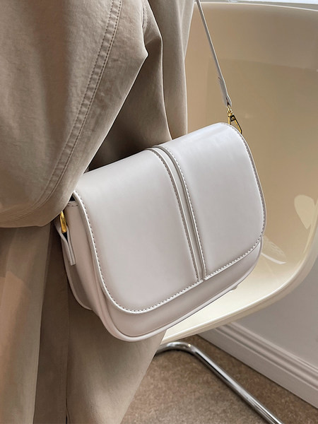 Τσάντα από καθαρό μοντέλο από οικολογικό δέρμα με μεταλλικό κούμπωμα