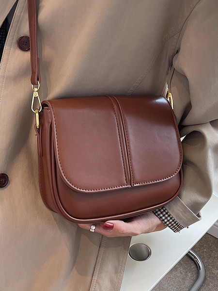 Τσάντα από καθαρό μοντέλο από οικολογικό δέρμα με μεταλλικό κούμπωμα