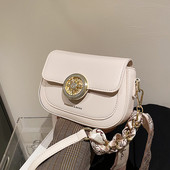 Modern kézitáska fém csattal és sállal