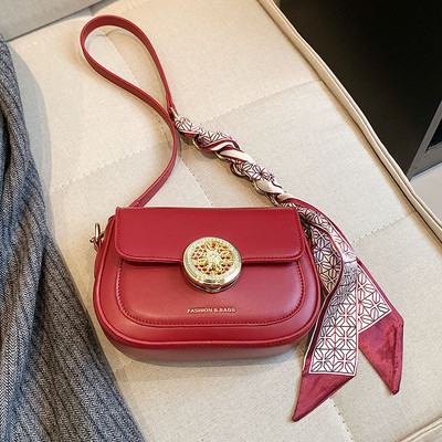 Modern kézitáska fém csattal és sállal