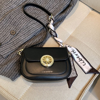 Modern kézitáska fém csattal és sállal