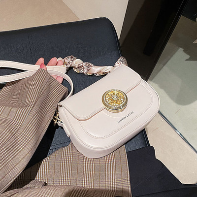 Modern kézitáska fém csattal és sállal