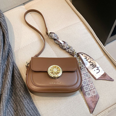 Modern kézitáska fém csattal és sállal