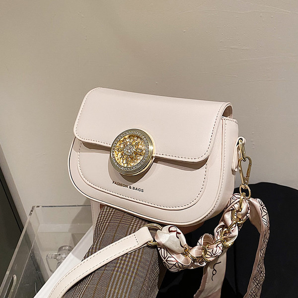 Modern kézitáska fém csattal és sállal