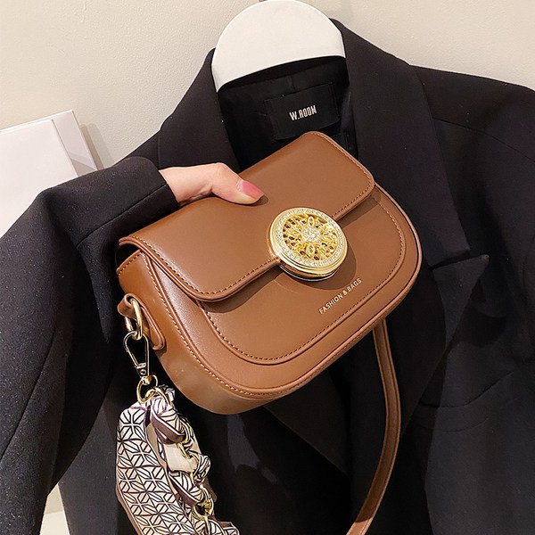 Modern kézitáska fém csattal és sállal