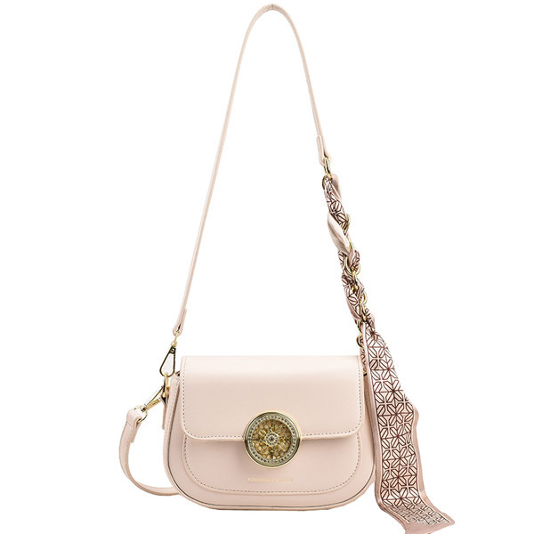 Modern kézitáska fém csattal és sállal