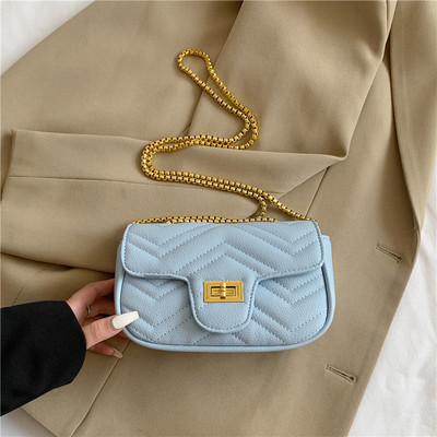 Madinga moteriška odinė rankinė su metaline užsegimu