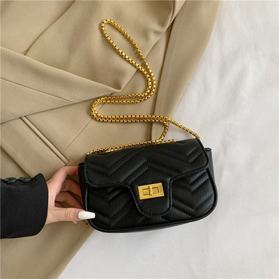 Madinga moteriška odinė rankinė su metaline užsegimu