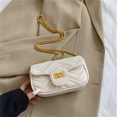 Madinga moteriška odinė rankinė su metaline užsegimu