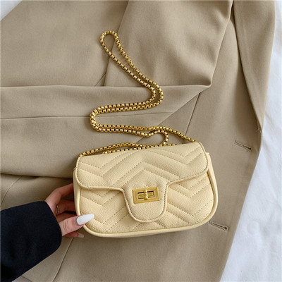 Madinga moteriška odinė rankinė su metaline užsegimu