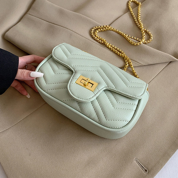 Madinga moteriška odinė rankinė su metaline užsegimu