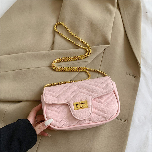 Madinga moteriška odinė rankinė su metaline užsegimu