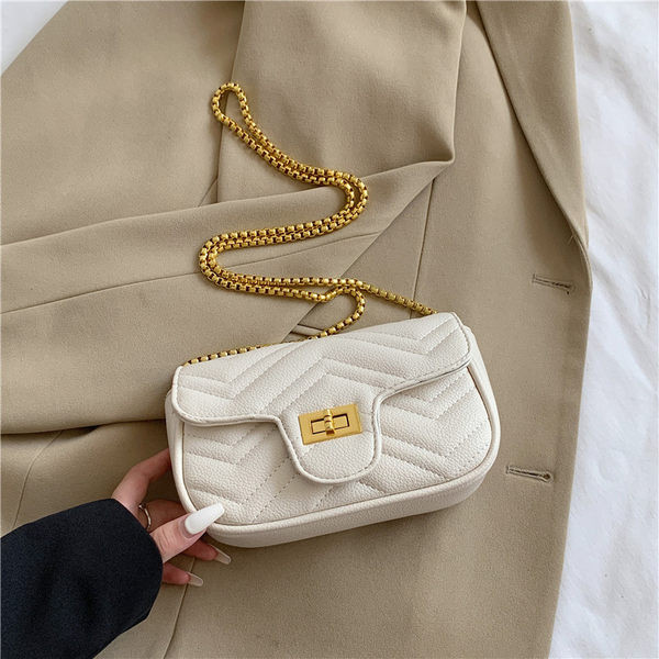 Madinga moteriška odinė rankinė su metaline užsegimu