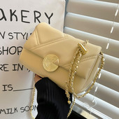 Fém csattal ellátott kézitáska