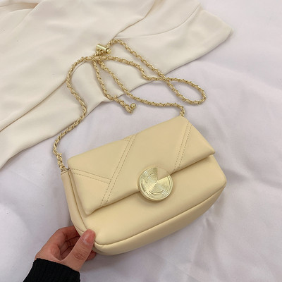 Fém csattal ellátott kézitáska