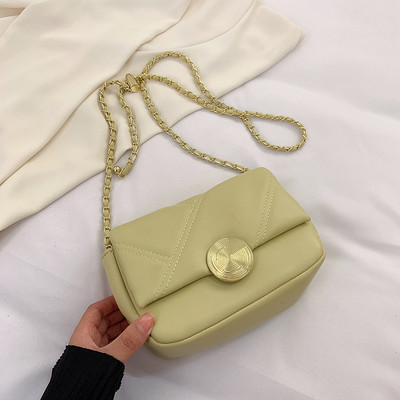 Fém csattal ellátott kézitáska