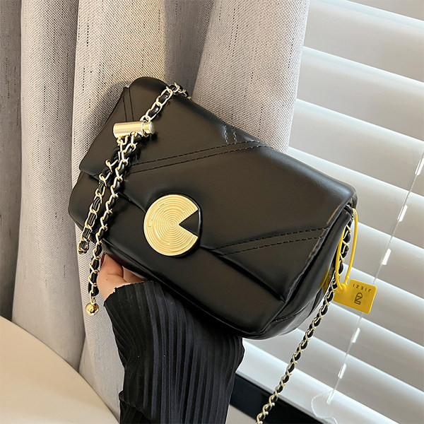 Fém csattal ellátott kézitáska