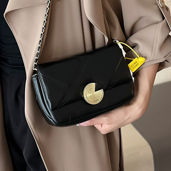 Fém csattal ellátott kézitáska