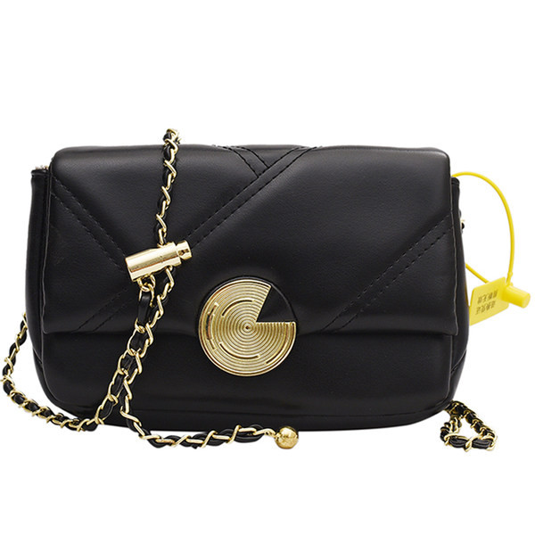 Fém csattal ellátott kézitáska