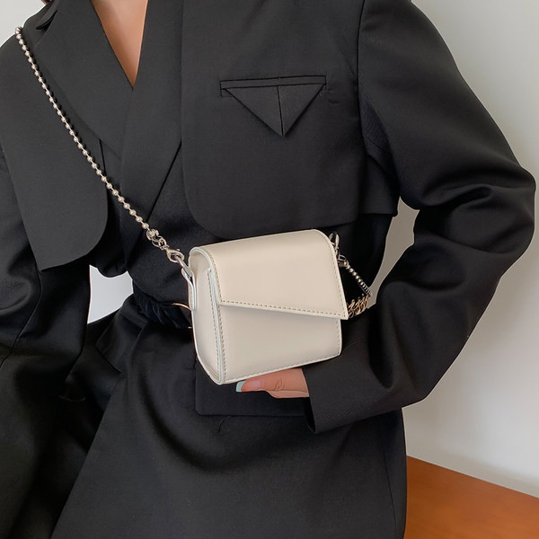 Moteriškas dirbtinės odos mini krepšys su metaline grandinėle