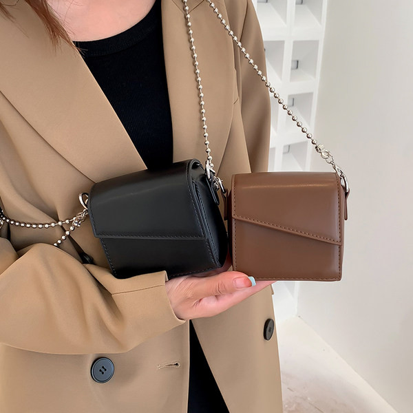 Moteriškas dirbtinės odos mini krepšys su metaline grandinėle