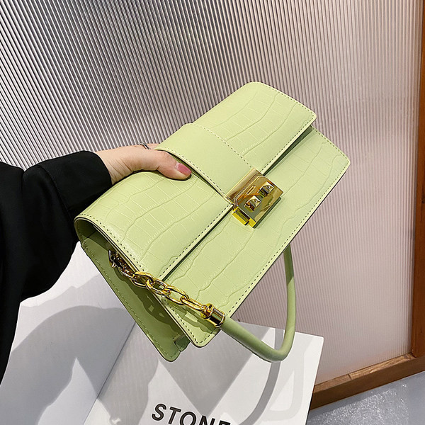 Modern kézitáska fém csattal