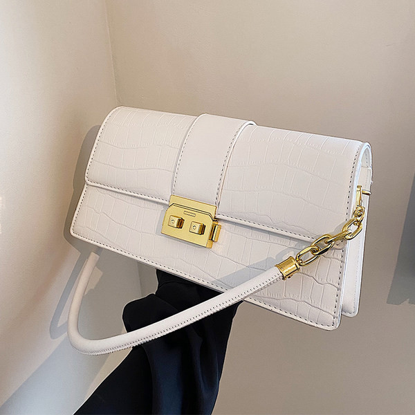 Modern kézitáska fém csattal