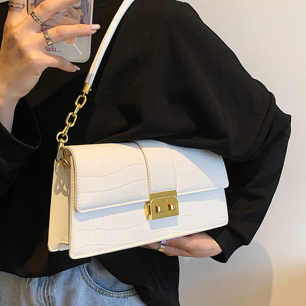 Modern kézitáska fém csattal