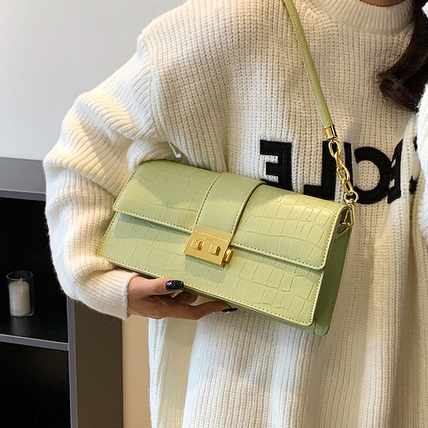 Modern kézitáska fém csattal