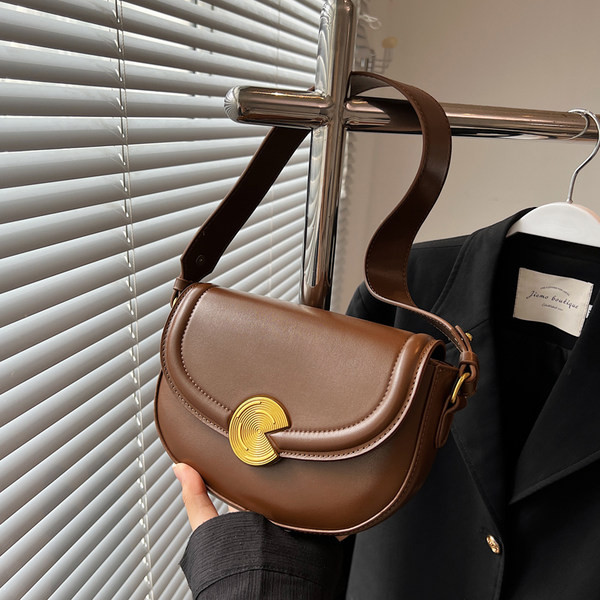 Γυναικεία μικρή τσάντα σε πολλά χρώματα με ιμάντα ώμου