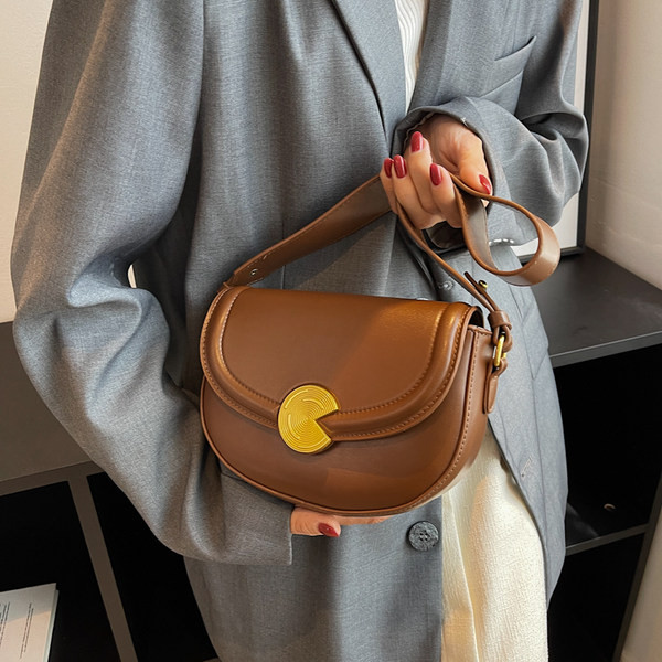 Γυναικεία μικρή τσάντα σε πολλά χρώματα με ιμάντα ώμου