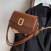 Μια ευέλικτη γυναικεία τετράγωνη τσάντα ώμου