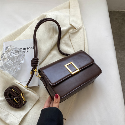 Μια ευέλικτη γυναικεία τετράγωνη τσάντα ώμου