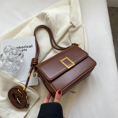 Μια ευέλικτη γυναικεία τετράγωνη τσάντα ώμου