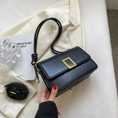 Μια ευέλικτη γυναικεία τετράγωνη τσάντα ώμου